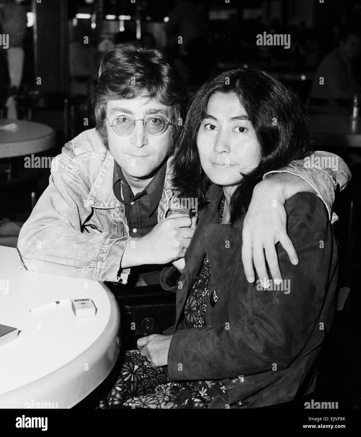 Ex Beatle John Lennon con sua moglie Yoko Ono di lasciare l'aeroporto di Heathrow per il festival del cinema di Cannes dove due di loro film 'al volo' e 'apoteosi' vengono mostrate. 14 maggio 1971. Foto Stock