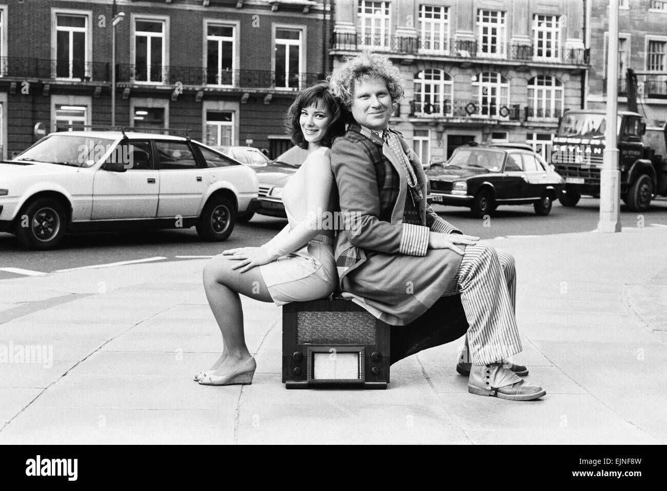 Attore Colin Baker, che interpreta il ruolo di medico che nella BBC science fiction programma, fotografato con il suo assistente Nicola Bryant che gioca Perpugilliam 'Peri' Brown al di fuori di BBC Broadcasting House. Essi sono stati presso la BBC a comparire su radio 4 al fine di promuovere il 'Dr che storia', una delle caratteristiche della radio pirata 4, una breve serie di live tre ore di programmi destinati a un pubblico giovane, trasmesso nel mese di luglio e agosto 1985. Il 10 giugno 1985. Foto Stock