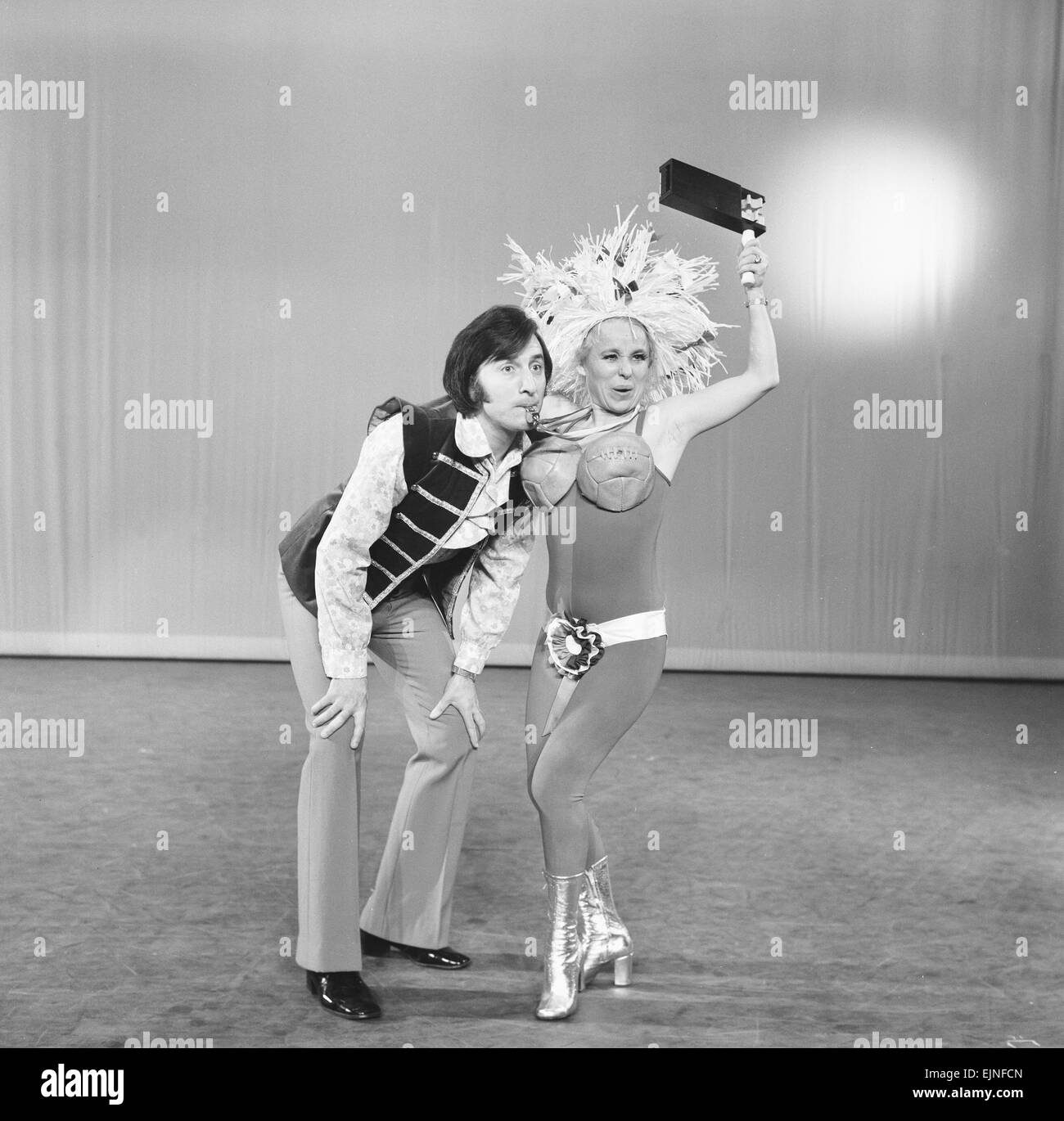 Cenerentola al Royal Court Theatre di Liverpool 14 dicembre 1971. Due delle stelle dello spettacolo cantante Vince Hill come pulsanti e Barbara Windsor come Cenerentola. Foto Stock