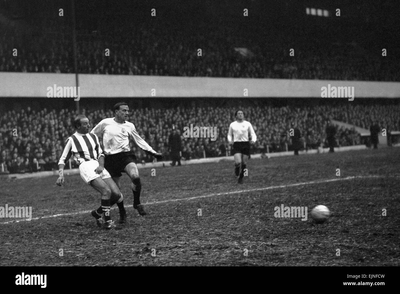 Stoke 3 v. Fulham 1 1965 League campaign Stanley Matthews batte Fulham's Langley e offre una croce nella casella. 6 febbraio 1965 Foto Stock