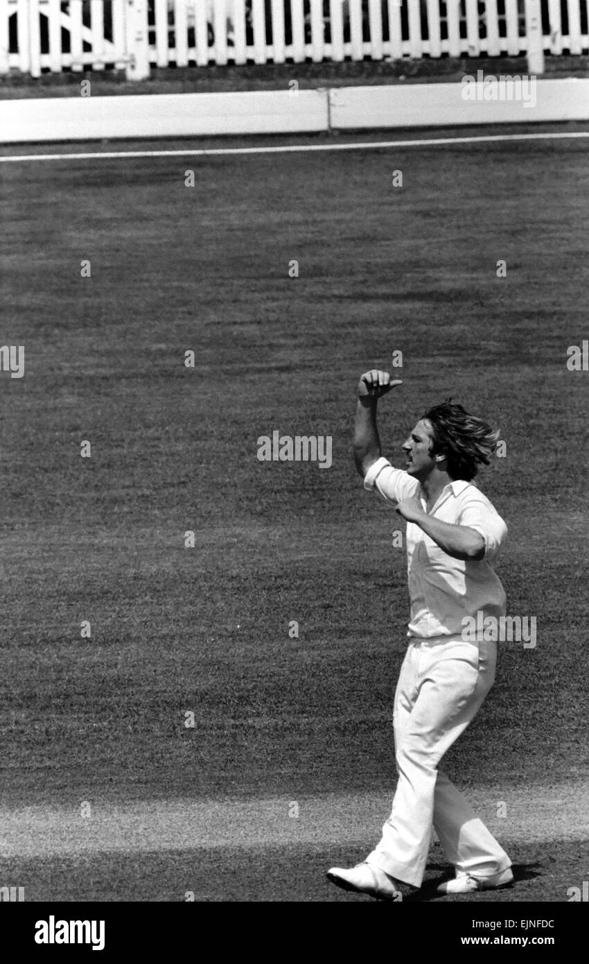 Ian Botham England's nuova stella ha rubato la mostra presso Lord oggi quando ha finito con 8 wickets al suo nome. Egli divenne il primo uomo a prendere 9 wickets e il punteggio di un secolo in un test match. Ian Botham rivendicazioni altra vittima. Giugno 1978 78-3052-012 Foto Stock