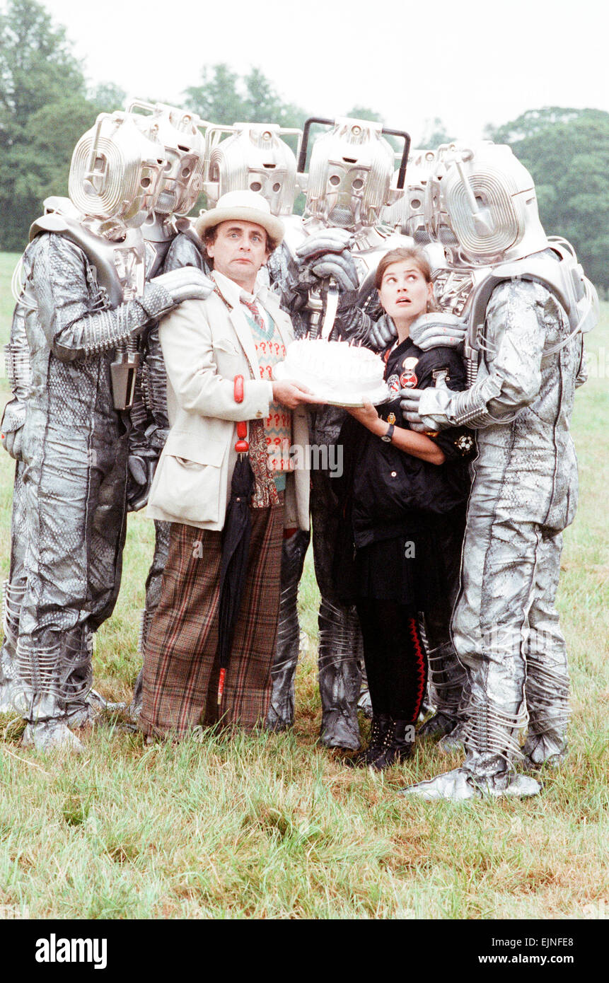 Sylvester McCoy come medico e Sophie Aldred come Asso visto qui su ubicazione vicino a Arundel con il Cybermen durante le riprese del Dr Who storia chiamato La nemesi di argento. Il 28 giugno 1988 Foto Stock