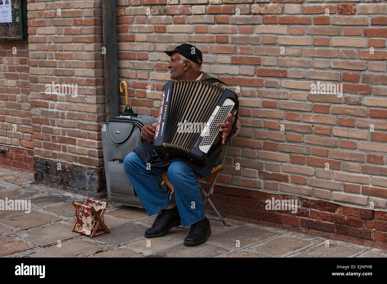 Murano, Italia Venezia street performer lettore di fisarmonica Foto Stock