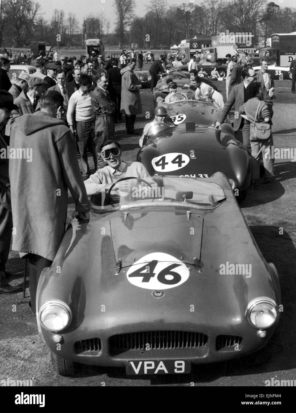 Motor Racing ad Oulton Park. I concorrenti line up prima dell'inizio dell'Impero Britannico gara del Trofeo. Il 2 aprile 1955. Foto Stock