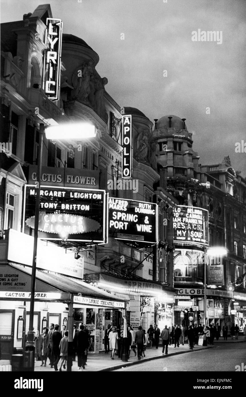 Vista generale di una delle strade nel quartiere dei teatri del West End di Londra scattata di notte, 10 luglio 1967. Foto Stock