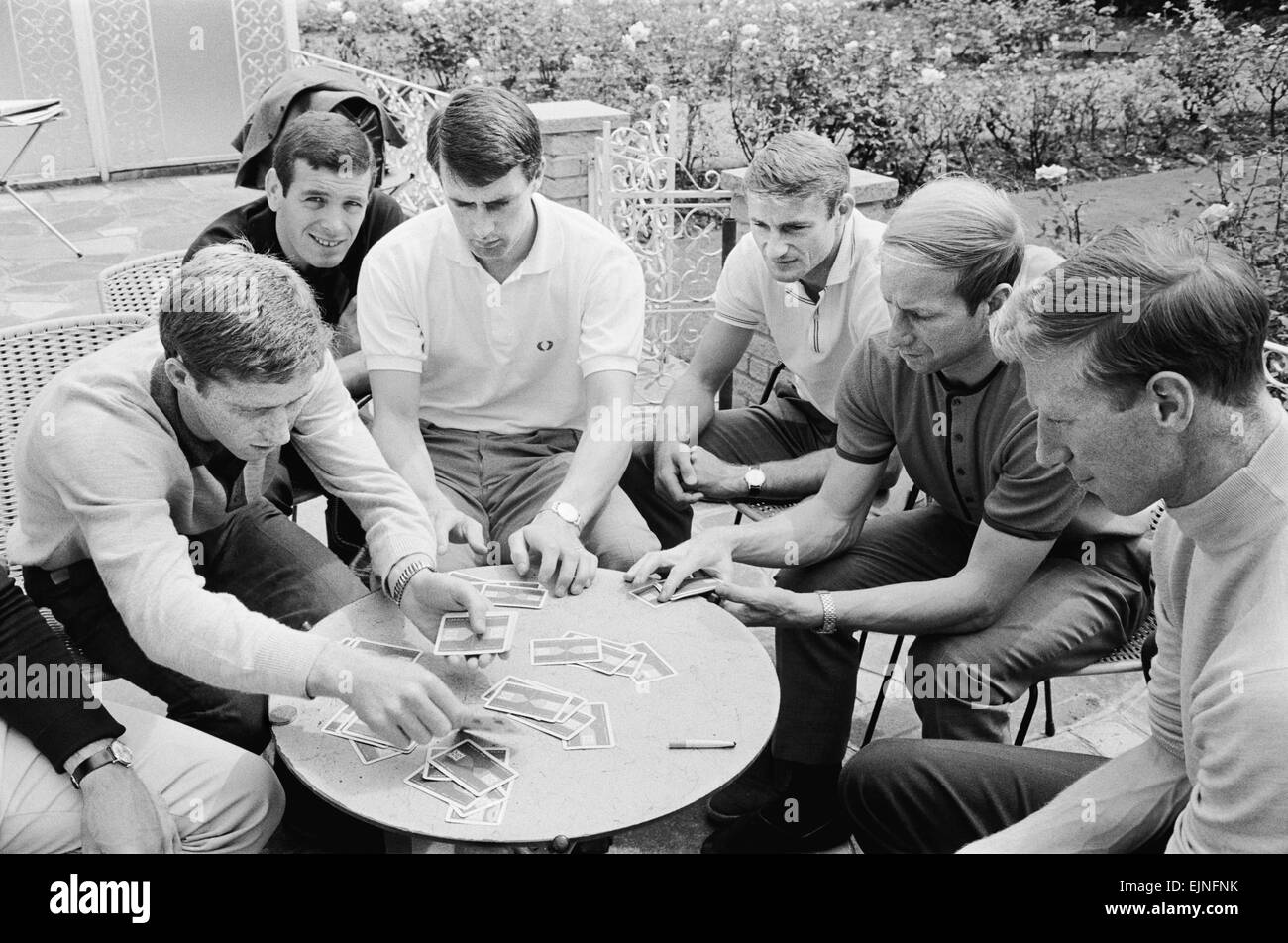 In Inghilterra i giocatori godono di un gioco di carte in corrispondenza della loro base in Hendon durante il 1966 World Cup torneo. Da sinistra a destra: Alan Ball, Ian Callaghan, Geoff Hurst, Roger Hunt, Bobby Charlton e Jack Charlton. Il 10 luglio 1966. Foto Stock