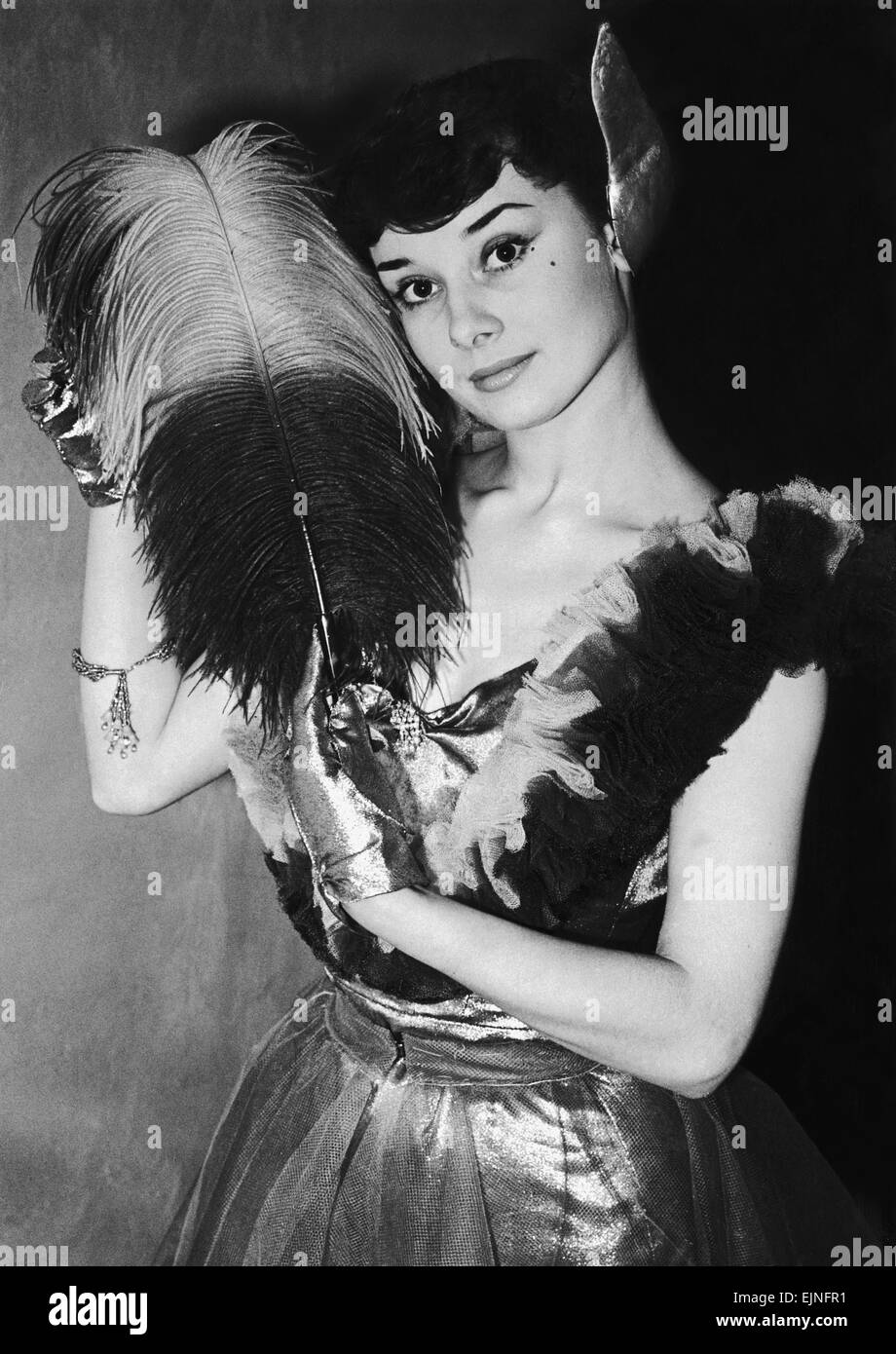 L'attrice Audrey Hepburn indossando un ondeggianti net abito con pennacchio  di struzzo durante un'anteprima detenute da designer di moda Honoria Plesch  e David De Bethell presso il Palace Theatre, Londra. L'anteprima in