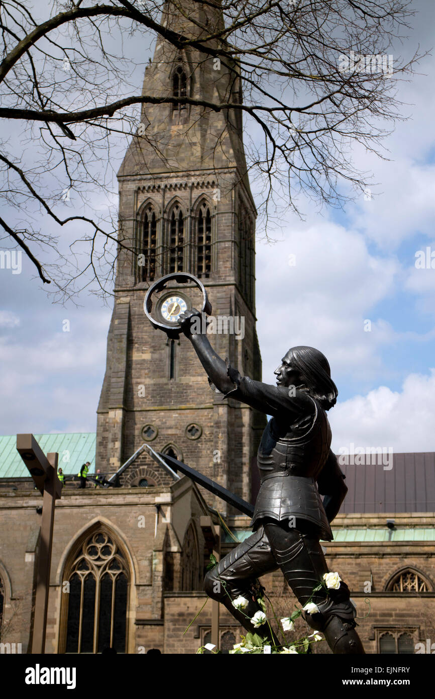 Richard III statua fuori la cattedrale di Leicester, Leicestershire, Regno Unito Foto Stock