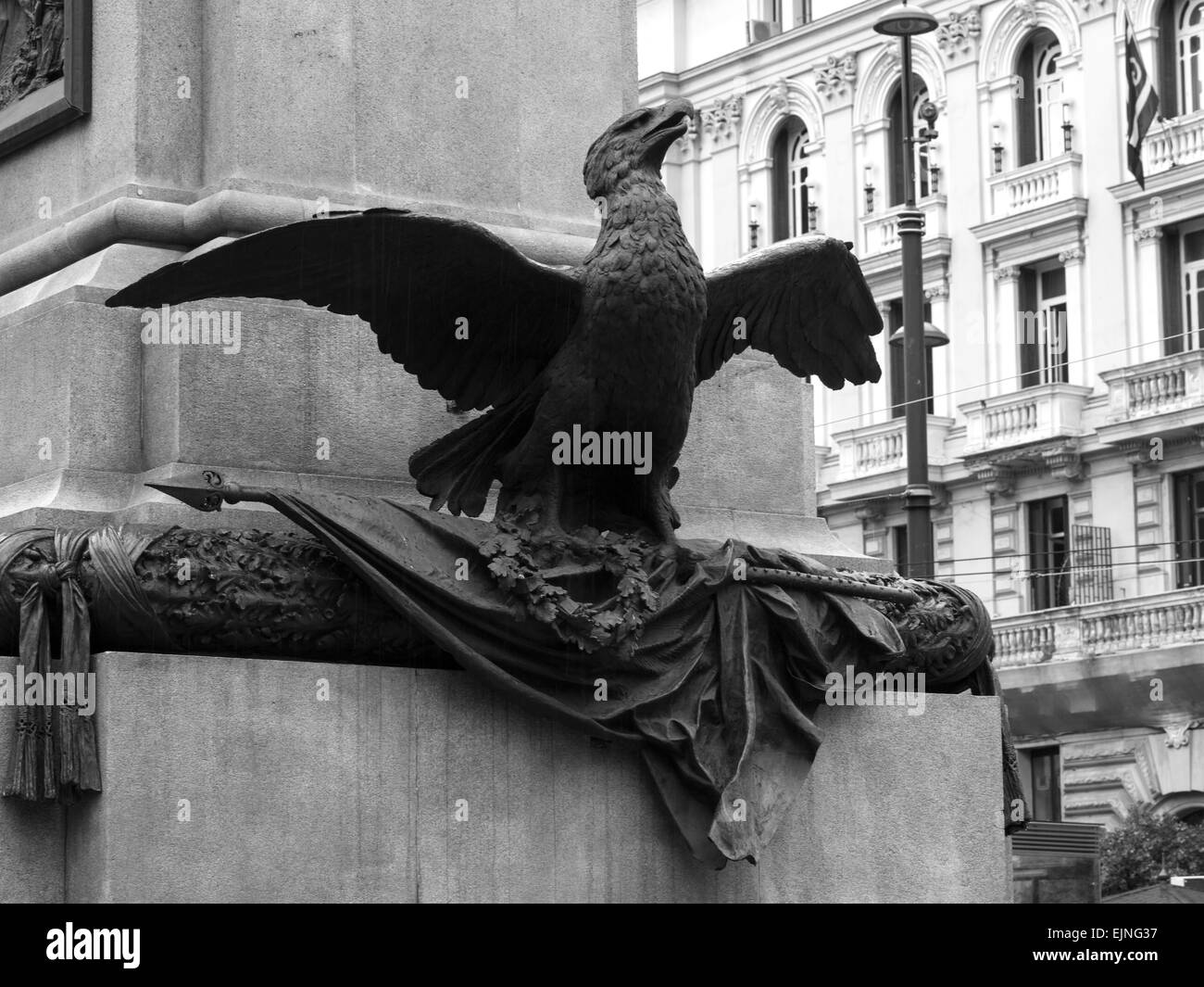 Napoli, Italia monumento aquila in bronzo BW Foto Stock