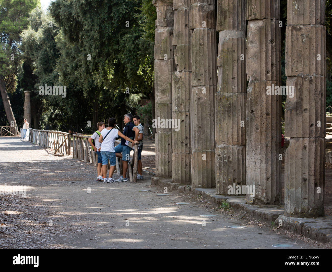 Pompei, Napoli, Italia famiglia studio rovine antiche colonne Foto Stock