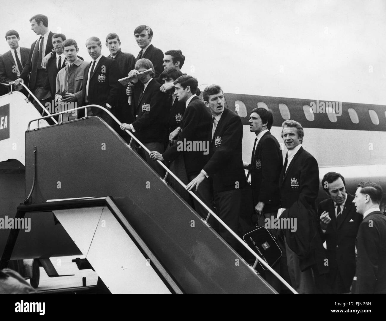 Il Manchester United visto qui di imbarcarsi su un aereo a Manchester Ringway Airport per la loro unione Cup match semifinale partita contro il Real Madrid 14 Maggio 1968 Foto Stock