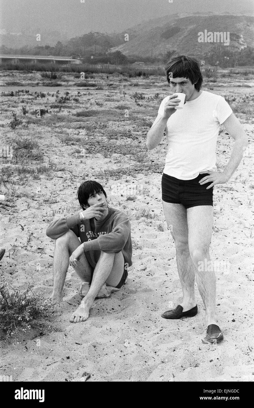 Il Rolling Stones. Keith Richards e Charlie Watts visto qui in posa su Malibu Beach. Secondo i fotografi ' i ragazzi avevano alcuni hamburger e calcio giocato e sono stati felici di essere accanto al mare' tuttavia era troppo freddo per nuotare. Durante la banda del primo tour USA, 4 giugno 1964 Foto Stock