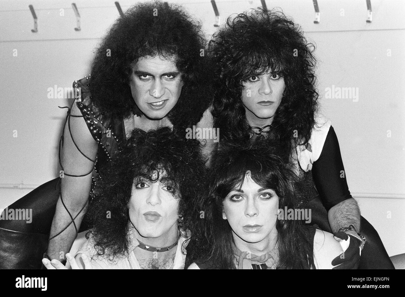 Rock americano gruppo Kiss visto qui in modo molto veloce break tra i numeri al loro concerto a Wembley Arena, presumibilmente la prima volta sono stati osservati senza il loro stadio make up. La fila superiore da sinistra a destra sono: Gene Simmons e Eric Carr. Riga inferiore: Paul Stanley e Vinnie Vincent. Il 23 ottobre 1983. Foto Stock