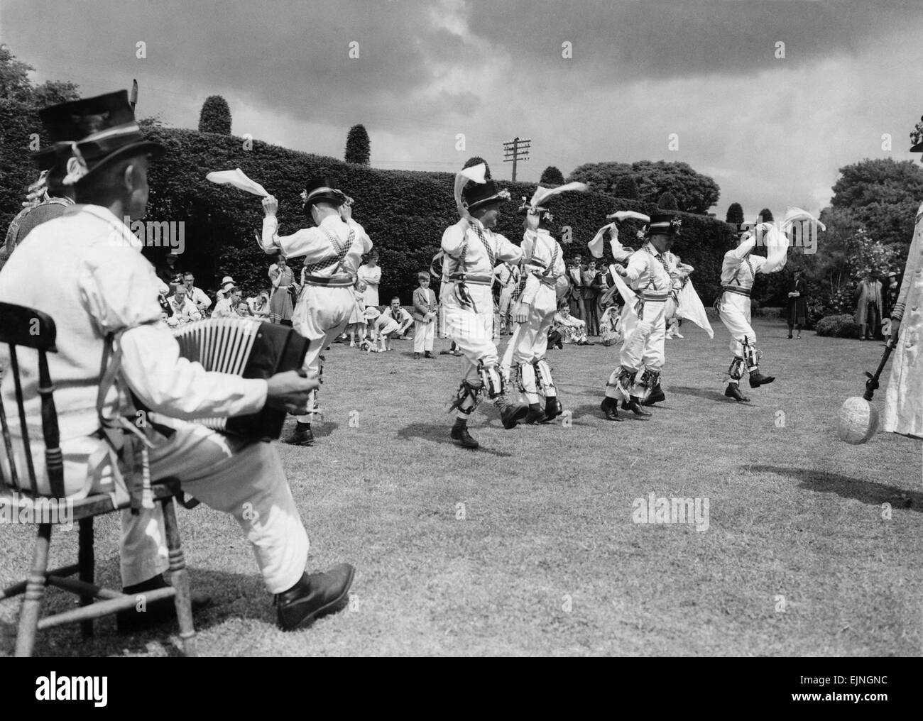 Morris ballerini a Thaxted in Essex eseguire sul verde villaggio. Giugno 1939 P029097 Foto Stock