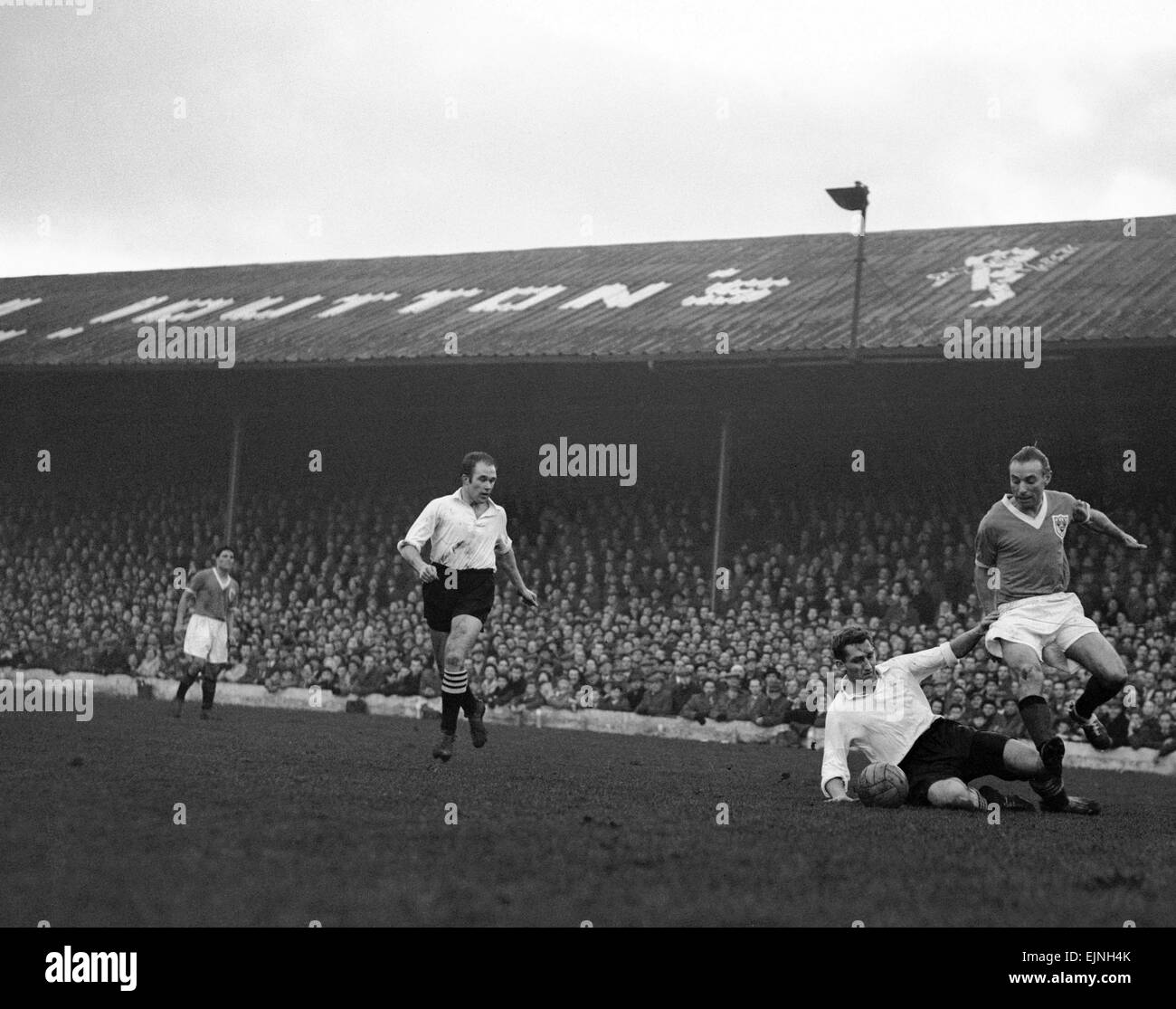 Blackpool 6 v. Fulham 2. Stanley Matthews salta Roy Bentley di Fulham. 26 Gennaio 1957 Foto Stock
