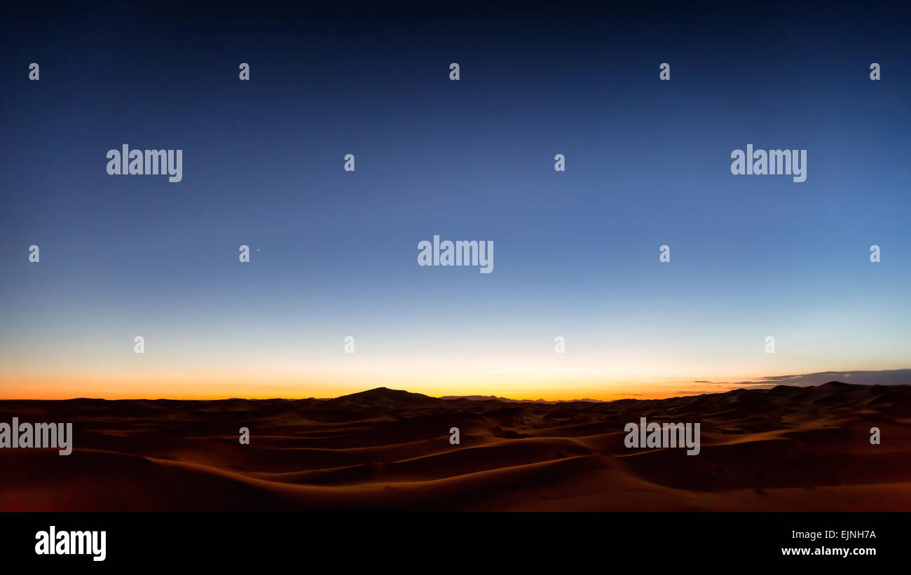 Twilight a Erg Chebbi desert, Merzouga, Marocco, Africa Foto Stock