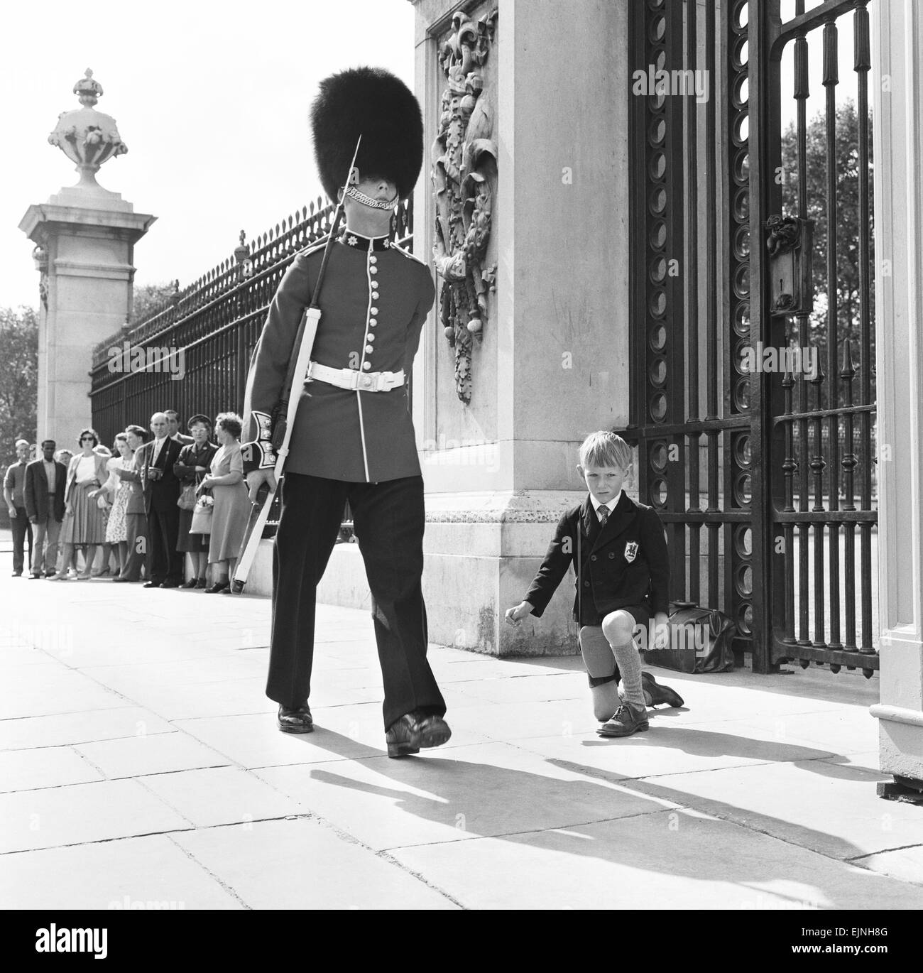 Le guardie Coldstream visto qui il montaggio della Guardia a Buckingham Palace con il nuovo FN belga fucile automatico di essere guardato da 6 anno vecchio Giovanni ordinate del Surrey. 1 Settembre 1959 Foto Stock