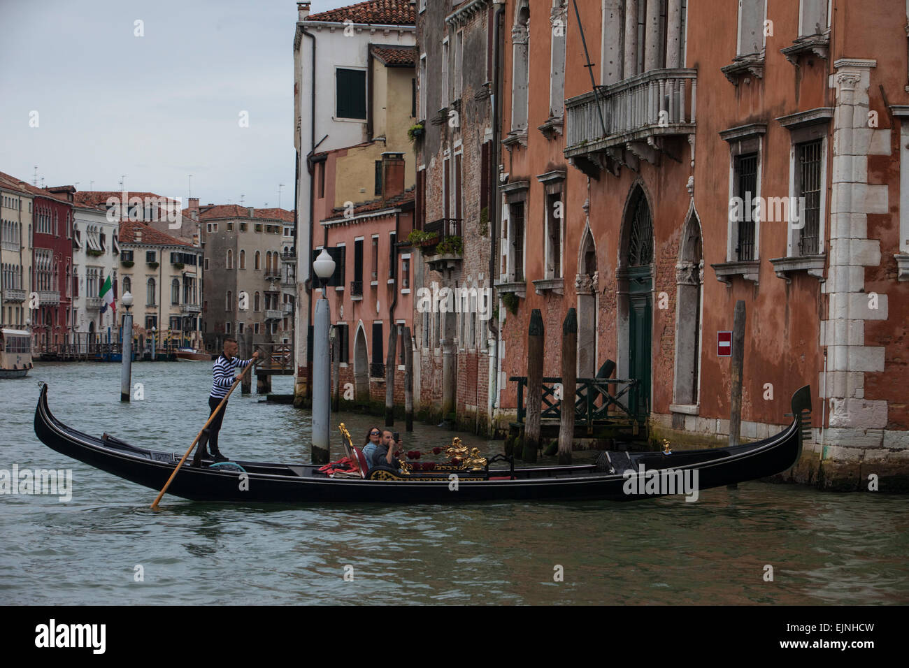 Venezia, Italia giovane in gondola canal Foto Stock