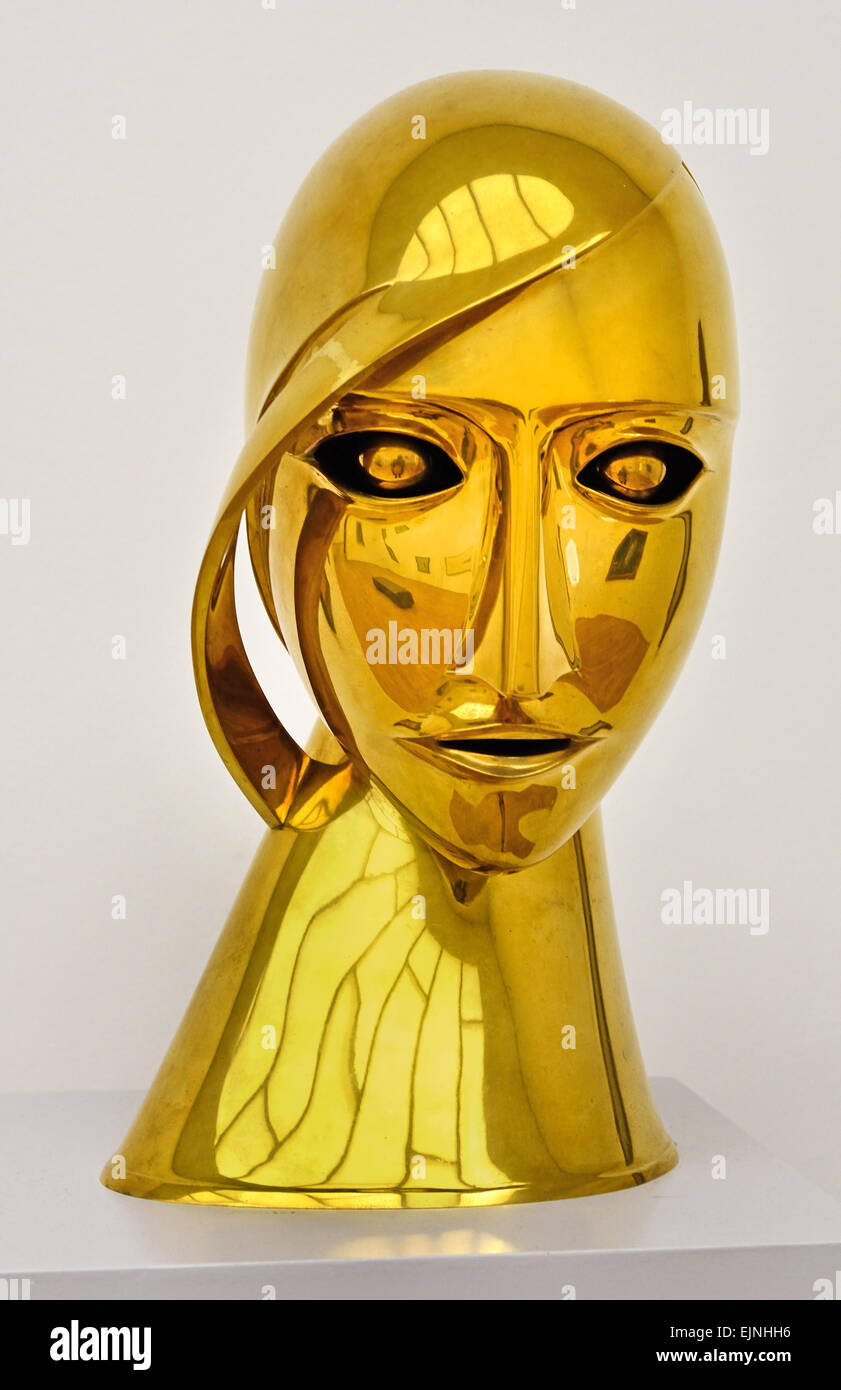 Una scultura della testa in ottone lucido espressionista tedesco del 1925 intitolata Kopf in Messing (Ritratto di Toni Freeden), creata dal maestro scultore d'avanguardia Rudolf Belling, Germania. Foto Stock