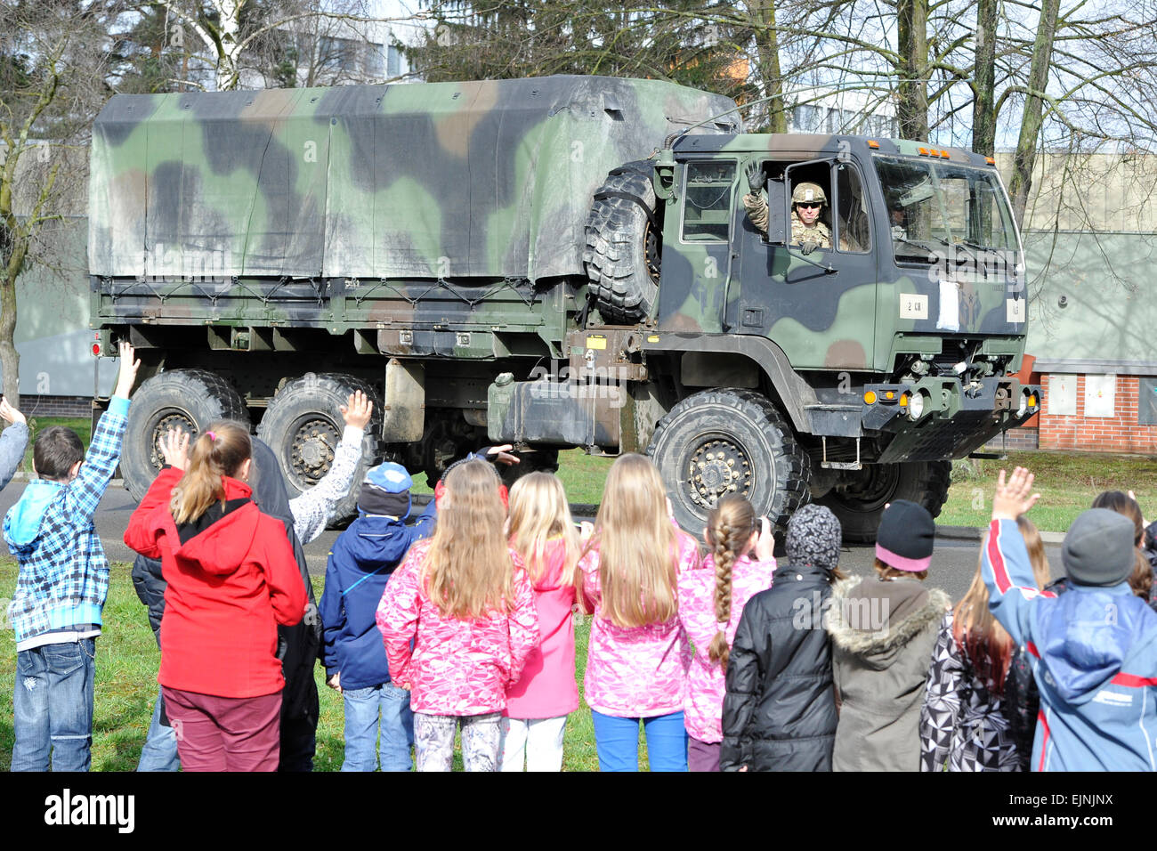 Praga, Repubblica Ceca. 30 Mar, 2015. Scolari onda per i soldati USA in quanto lasciano caserme in Vyskov, 238 chilometri (148 miglia) a sud est di Praga il lunedì 30 marzo, 2015. Il 'Dragoon Ride' convoglio ha iniziato la settimana scorsa da Estonia e fatto passare attraverso la Lettonia, la Lituania e la Polonia prima di entrare nella Repubblica ceca la domenica e il lunedì continua a Praga in un viaggio di andata e di ritorno per un tedesco di base. Credito: Vit Simanek/CTK foto/Alamy Live News Foto Stock