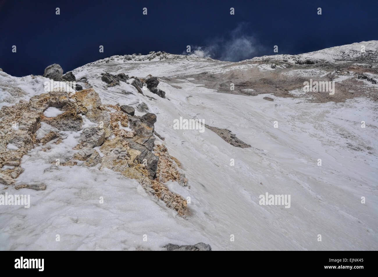 I pendii innevati del Vulcano Damavand, il picco più alto in Iran Foto Stock