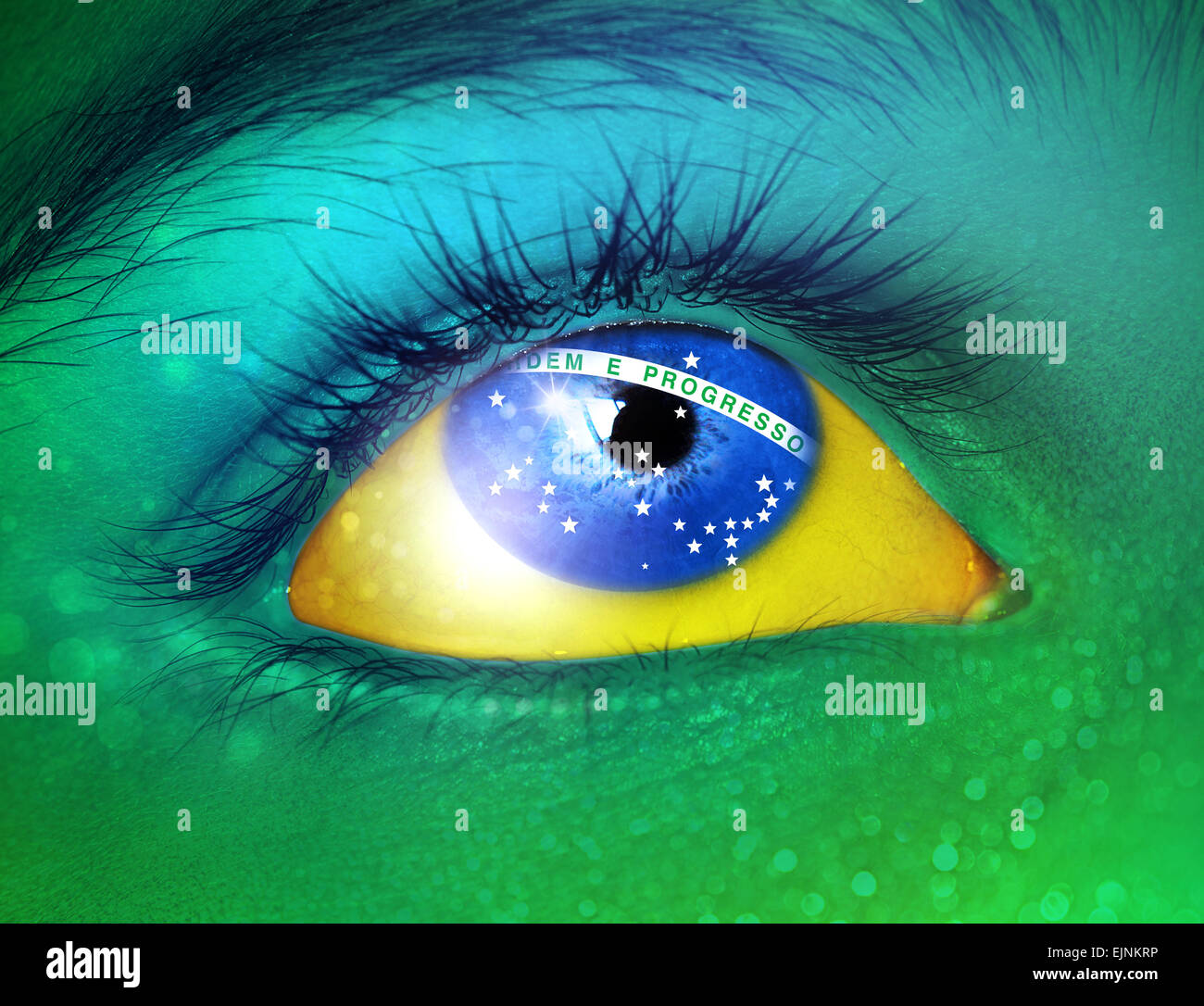 Occhio dipinto in bandiera brasiliana colori, sollevato al cielo Foto Stock