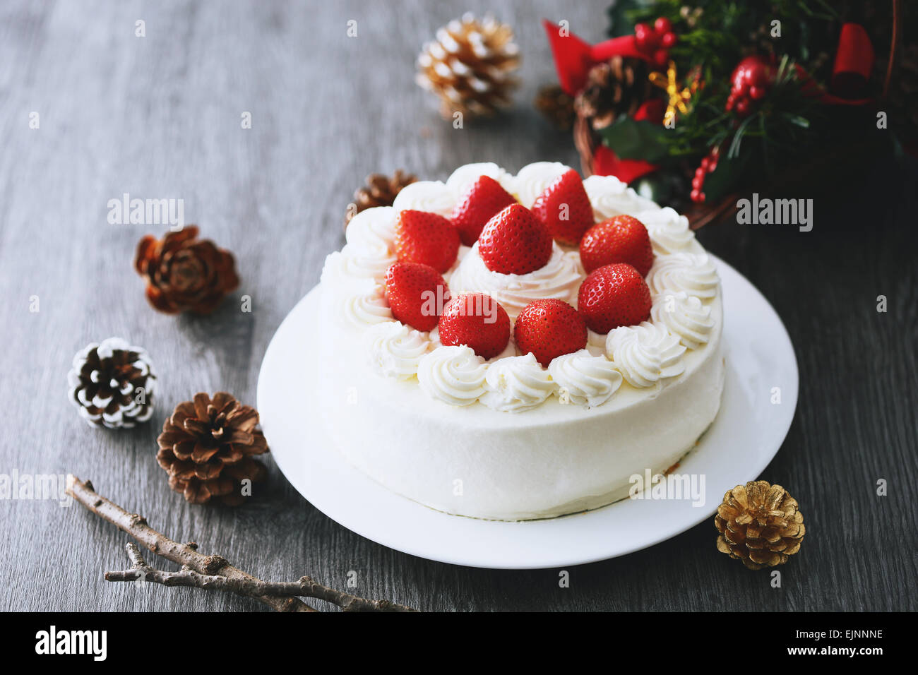 Torta di compleanno con decorazioni di frutta, cibo closeup Foto stock -  Alamy