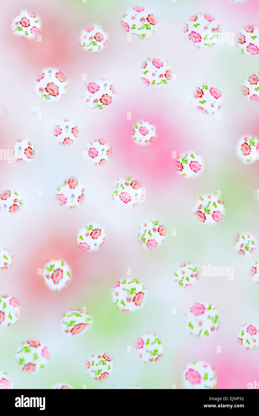 Sfondo del modello di fiori e di gocce di acqua Foto Stock