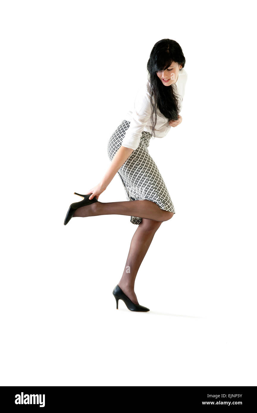 Young business woman regolando il suo tacco alto scarpa Foto Stock