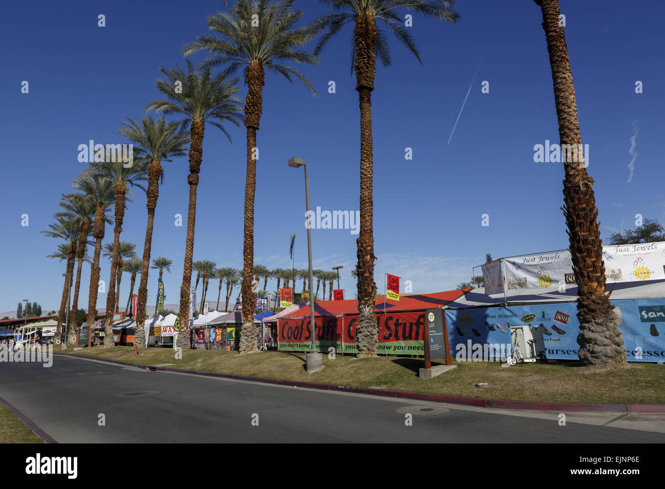 Bancarelle capanne strada fiancheggiata da palme presso il College of the Desert week-end Street Market Palm Desert Coachella Valley Riverside County California USA Foto Stock