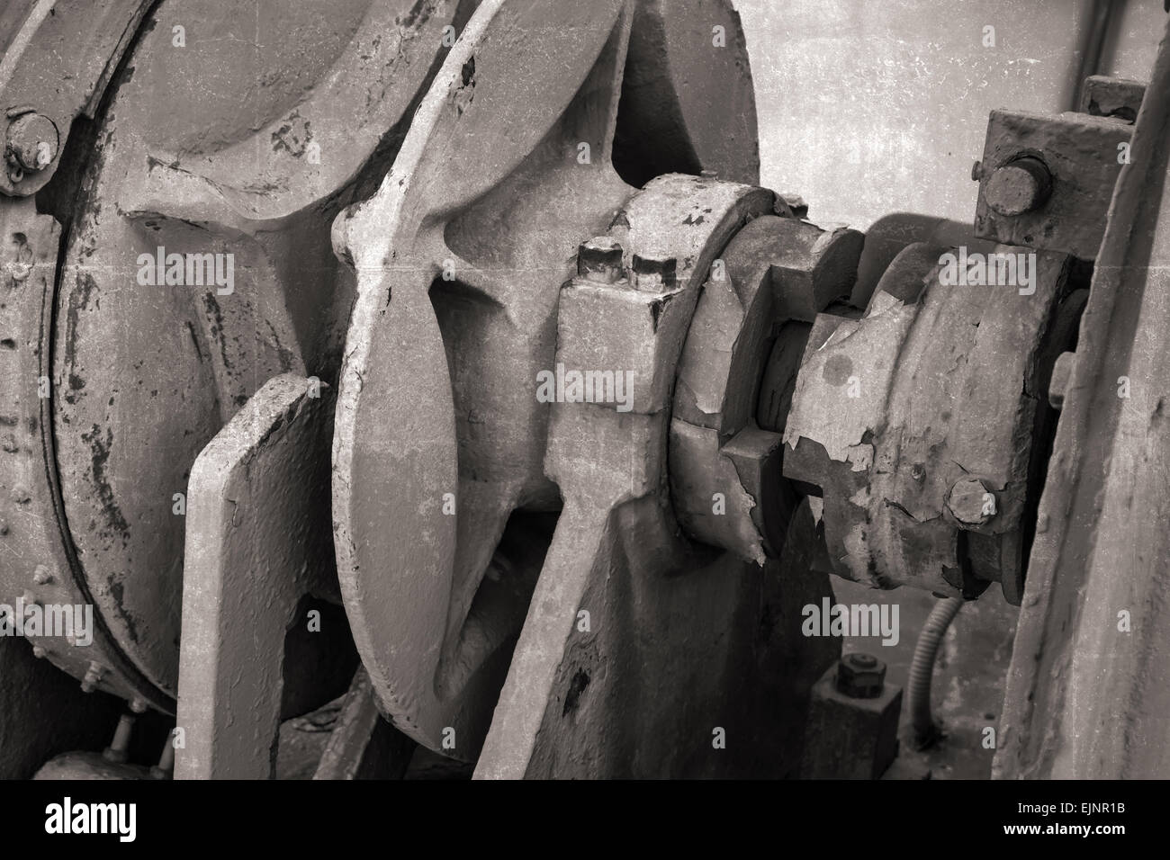 Closeup frammento di prua verricello sul vecchio ponte di nave, messa a fuoco selettiva e DOF poco profondo Foto Stock