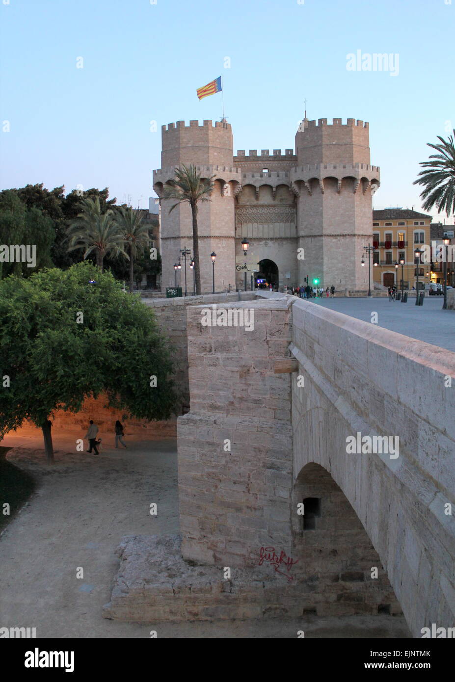 Torres de Serran(o)s o torri di Serrano, il XIV secolo principale porta della città di Valencia, Spagna, visto dal Pont del ponte Serrans Foto Stock