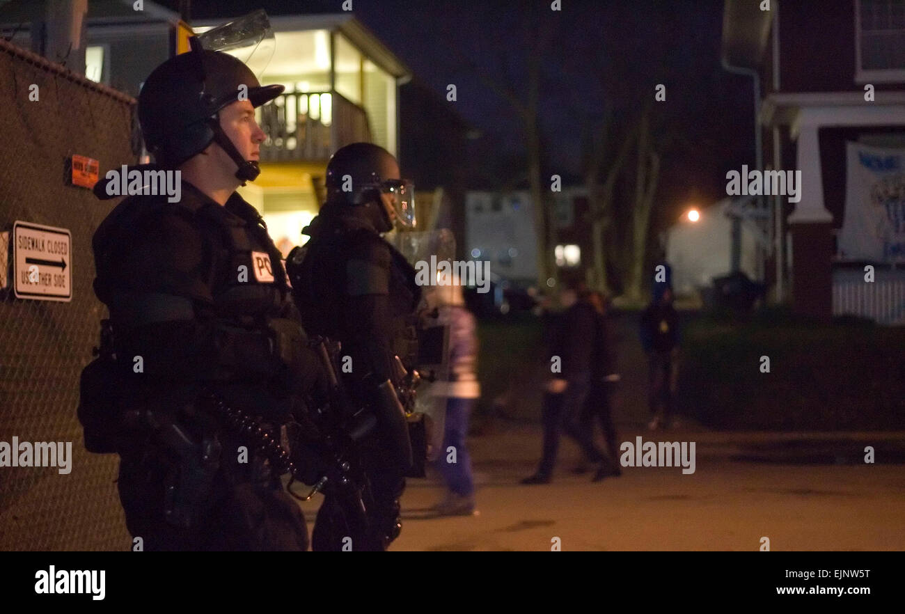 Lexington, Kentucky, Stati Uniti d'America. 28 Mar, 2015. Lexington poliziotti rivestita in riot gear vegliare su University of Kentucky Wildcats tifosi che festeggiano il loro team di 68-66 conquistare l'Università di Notre Dame Fighting Irish in Elite otto round degli uomini del NCAA torneo di Basket inizio domenica 29 marzo, 2015 su State Street in Lexington, KY, Stati Uniti d'America. Hanno detto le autorità 18 i festaioli sono stati arrestati, cittadine più per intossicazione pubblica o condotta disordinata, senza grandi incendi o lesioni anche mortali riportati. Credito: Apex MediaWire/Alamy Live News Foto Stock