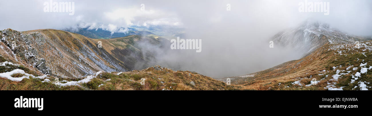 Scenic panorama dalla cima di Ucraina la montagna più alta, Hoverla Foto Stock