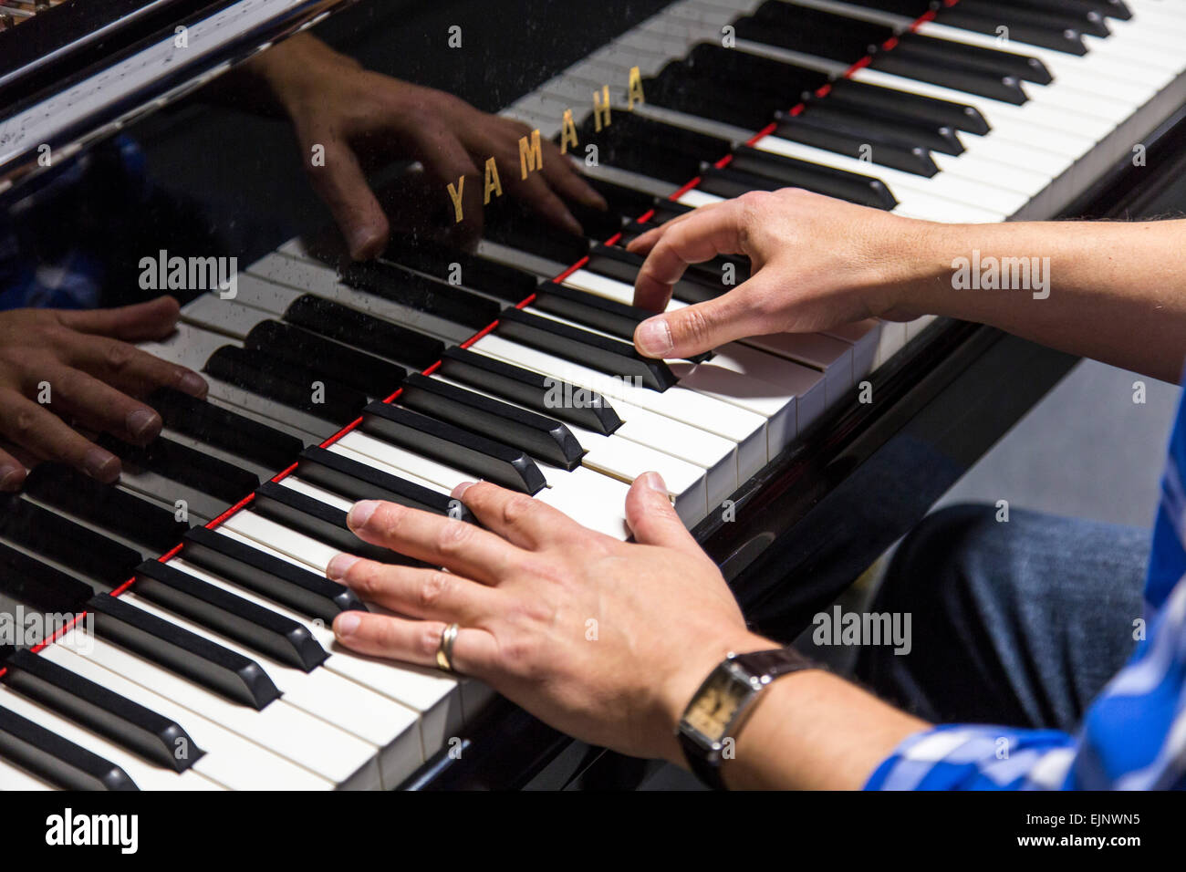 Giocatore pianoforte, svolge un Yamaha grand piano Foto Stock