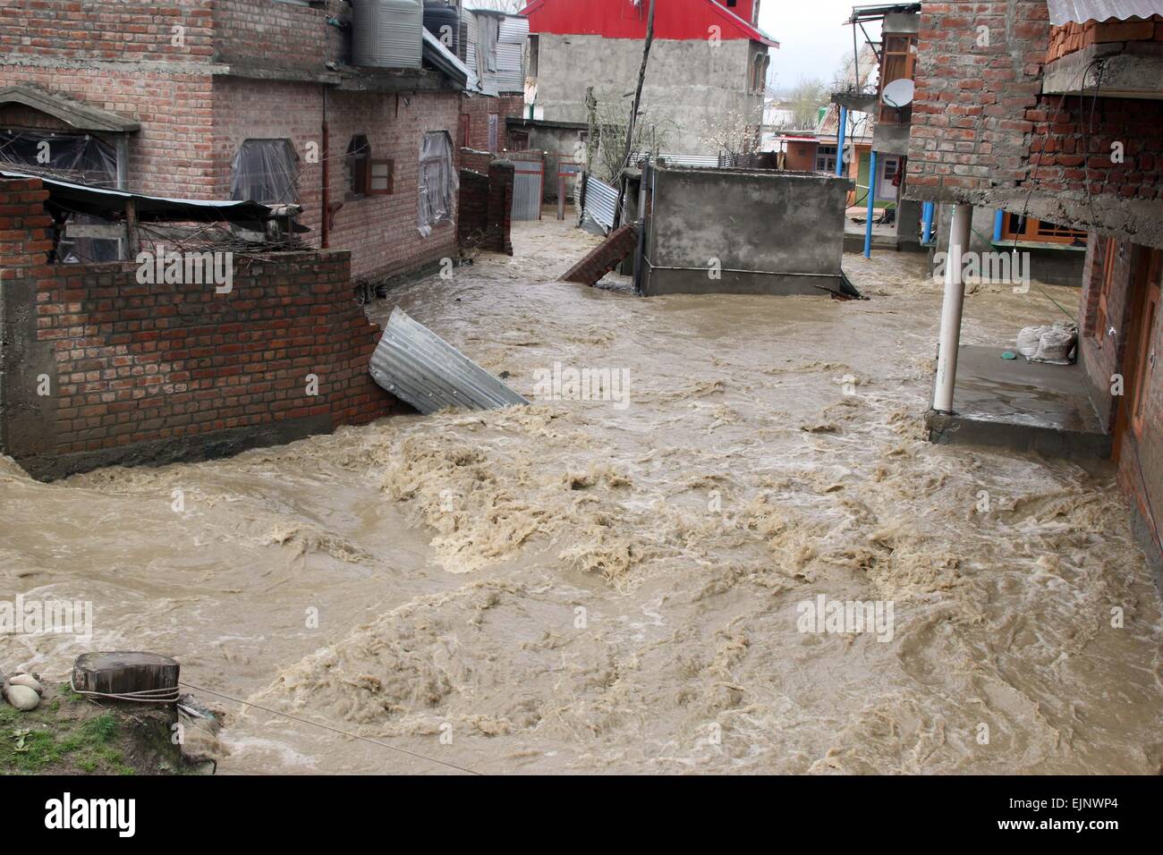 Srinagar Kashmir. Il 30 marzo, 2015. Località sommersa di colonia Hamdania in Bemina Srinagar la capitale estiva di Indiano Kashmir amministrato su marzo 30,2015.La valle è stata testimonianza di pioggia incessante fin dal sabato che conduce al fresco inondazioni improvvise e improvviso aumento di livello di acqua nei fiumi ,i ruscelli e i rivoli di tutta la questione del Kashmir Credito: NISARGMEDIA/Alamy Live News Foto Stock