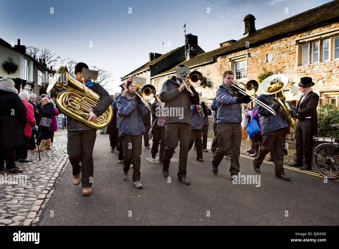 Regno Unito, Inghilterra, Yorkshire, Grassington, Dickensian Festival, Hebden Bridge Band sfilano in Main Street Foto Stock
