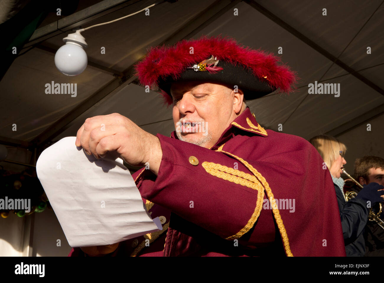 Regno Unito, Inghilterra, Yorkshire, Grassington, Dickensian Festival, Town Crier Victor Watson visitatori di indirizzamento Foto Stock