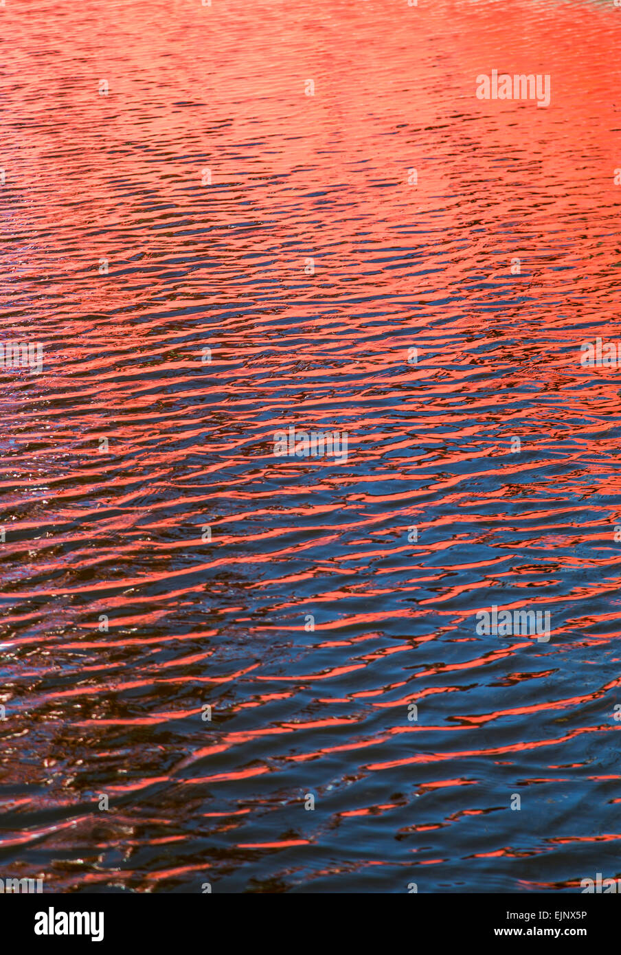 Acqua riflette una superficie rossa Foto Stock