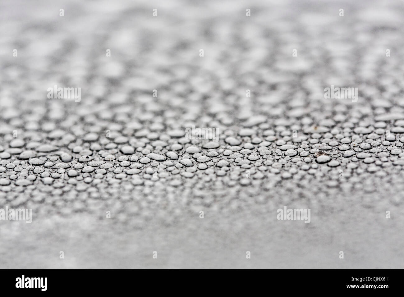 Gocce di acqua su una superficie di metallo Foto Stock