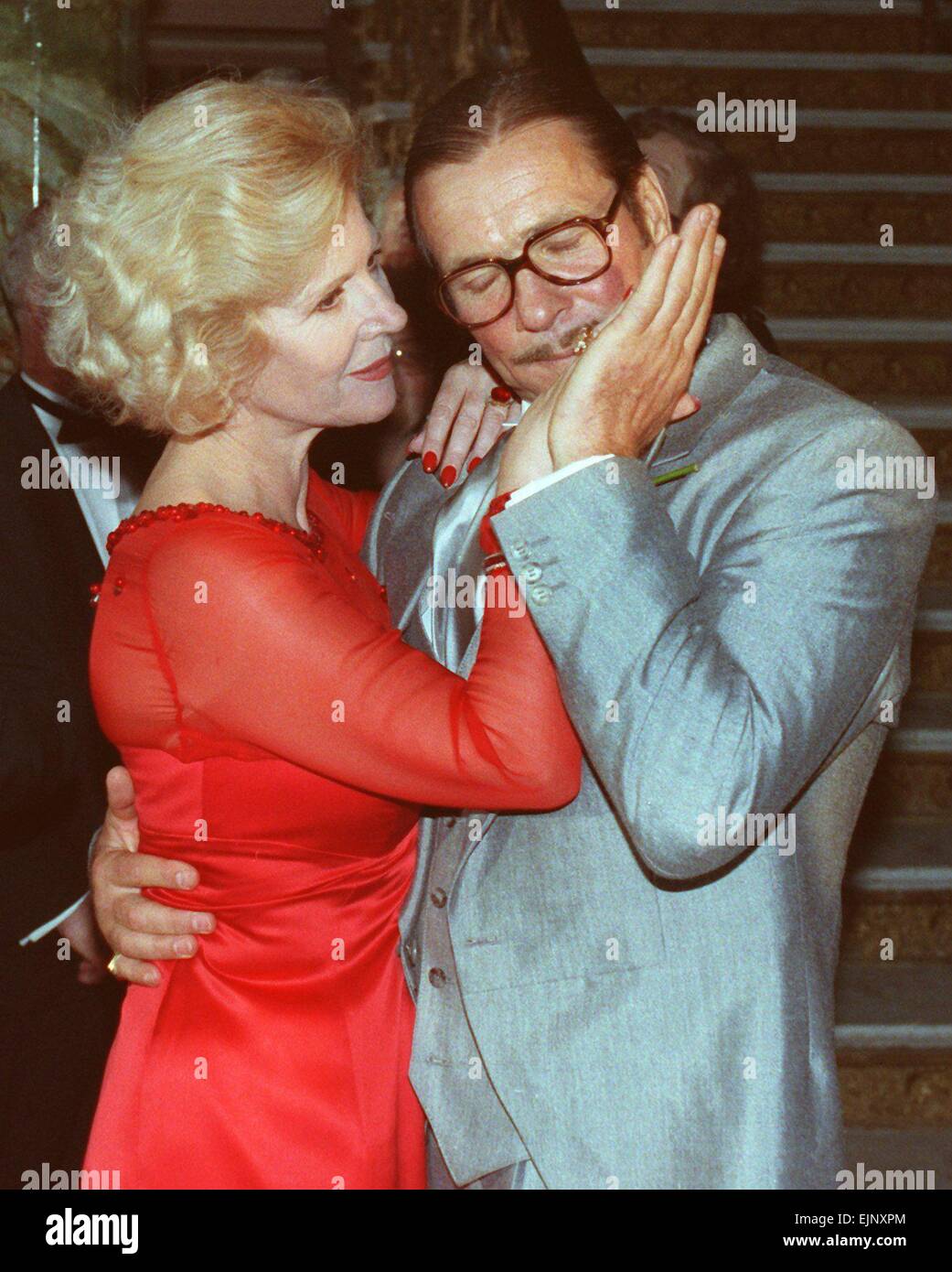 FILE - un file immagine datata 01 maggio 1991 Mostra attrice austriaca Christiane Hoerbiger e il suo collega tedesco Goetz George durante la scena del film "chtonk' dal direttore Helmut Dietl. Dietel scomparso all'età di 70 a Monaco di Baviera, Germania. Foto: Oliver Berg/dpa Foto Stock