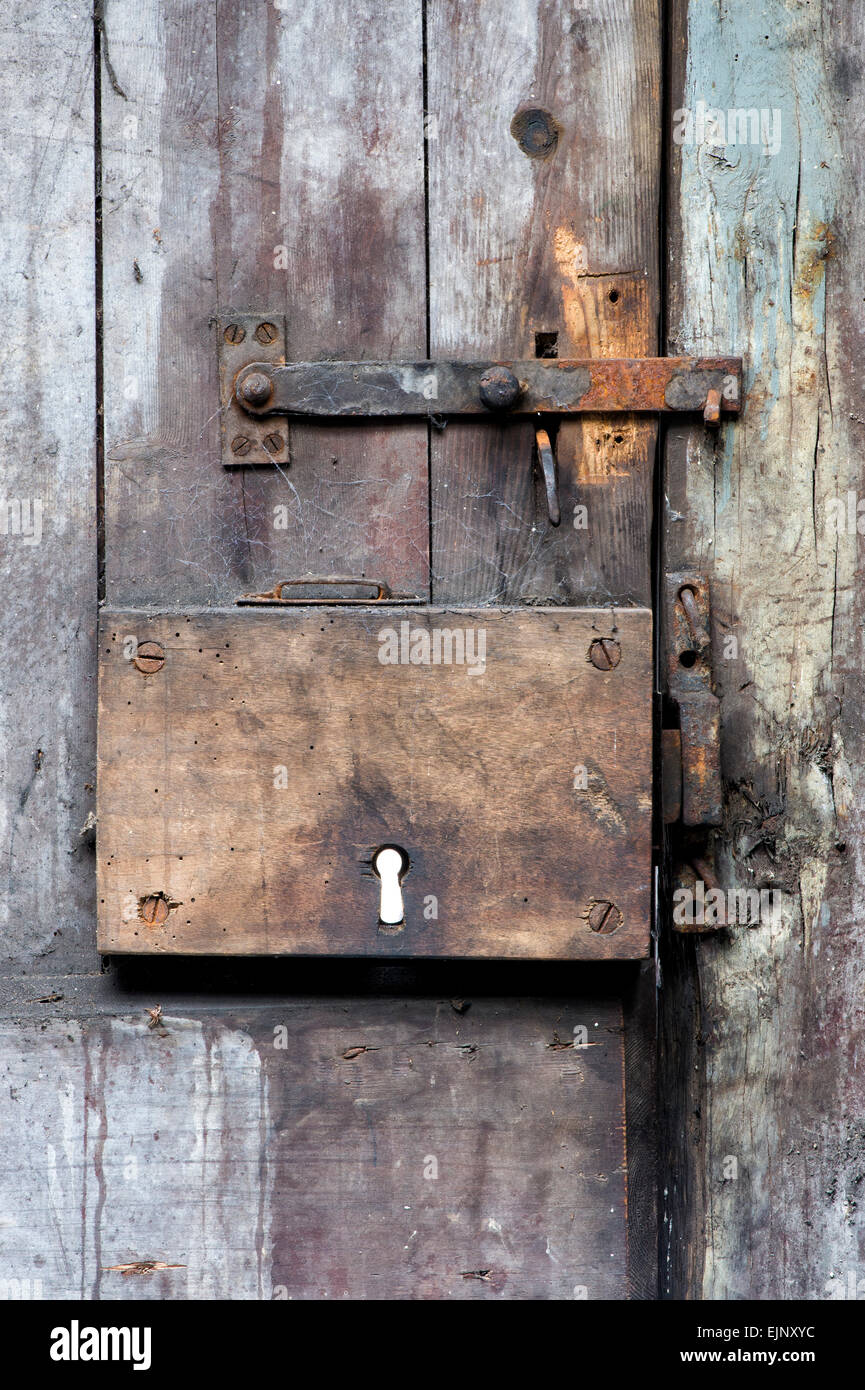 Vecchio capannone arrugginiscano serratura della porta e la chiusura a scatto Foto Stock