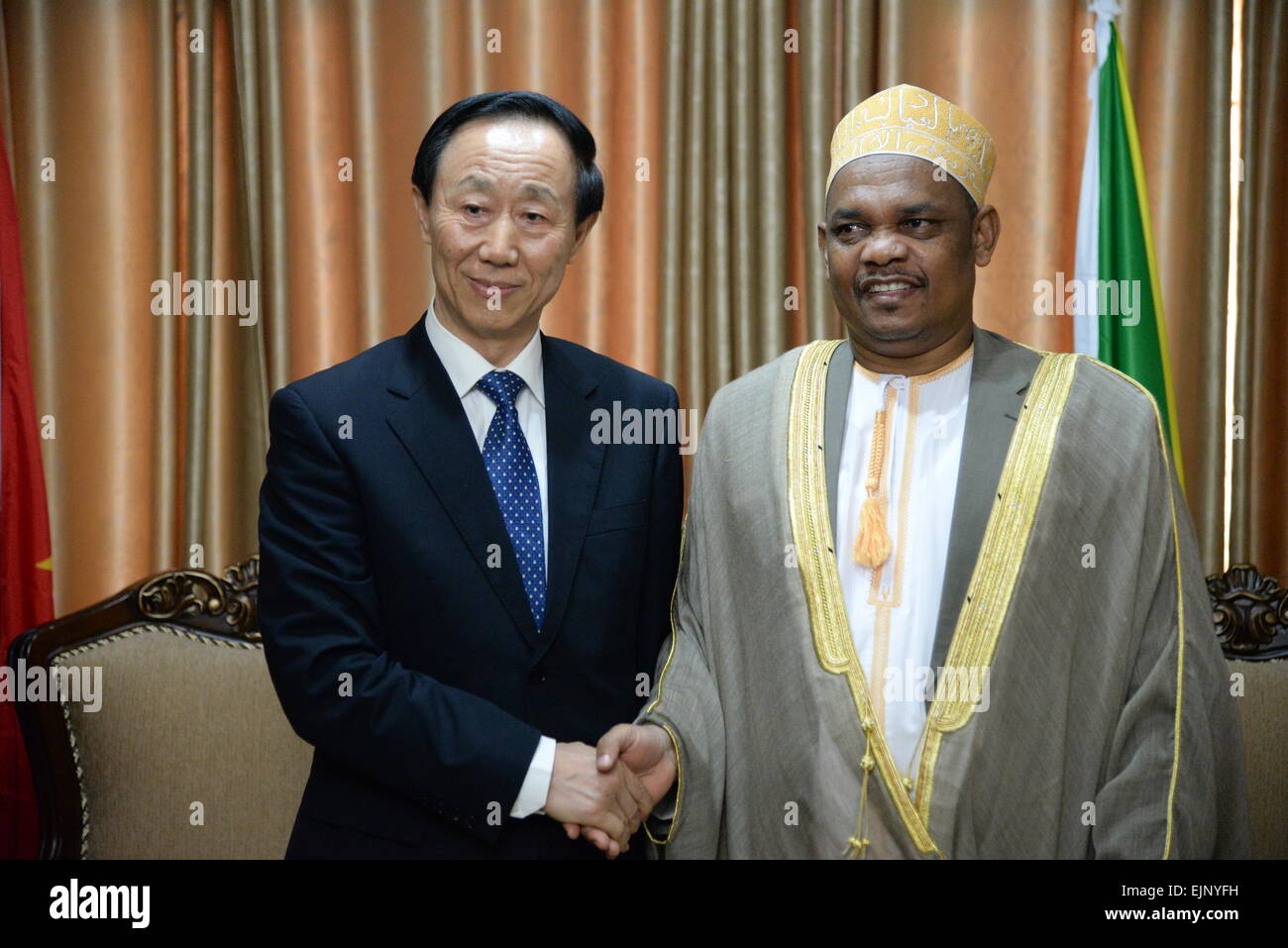 Moroni, Comore. 30 Mar, 2015. Wang Jiarui (L), vice presidente del Comitato nazionale del la Conferenza consultiva politica del popolo cinese, anche il capo del Dipartimento Internazionale del Partito Comunista della Cina (CPC) Comitato Centrale, incontra Ikililou Dhoinine, Presidente dell'Unione delle Comore, a Moroni, capitale delle Comore, 30 marzo 2015. Credito: Dong Ruifeng/Xinhua/Alamy Live News Foto Stock