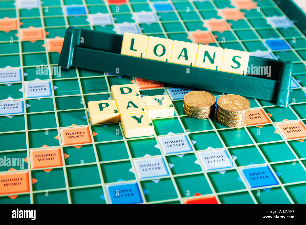 Il giorno di paga prestiti e prestito di denaro contante wonga lenders mutuante parole utilizzando le piastrelle di scrabble per illustrare l'ortografia compitare Foto Stock