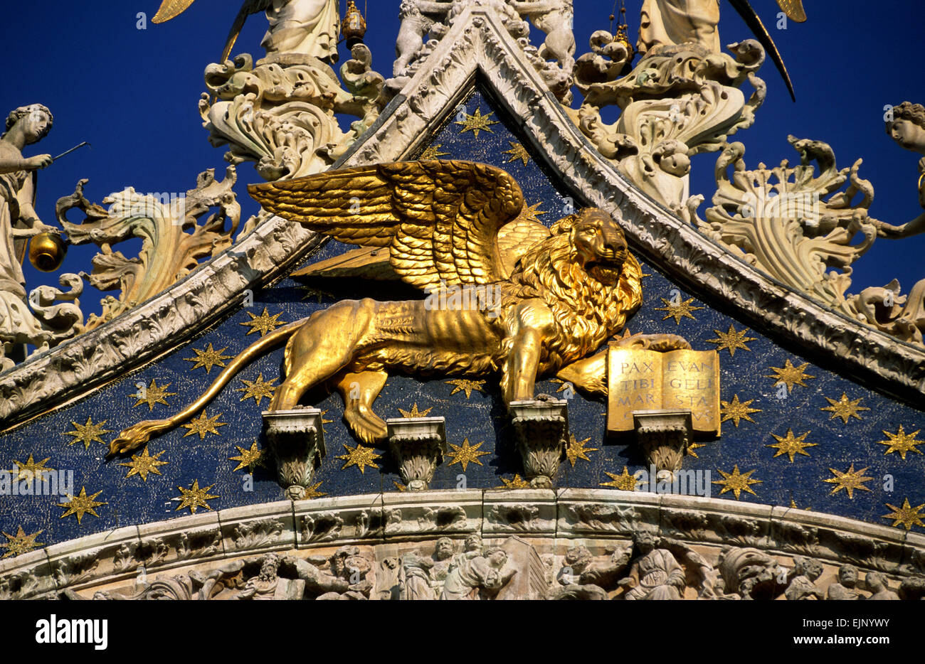 Italia, Venezia, basilica di San Marco, il leone alato simbolo della città Foto Stock