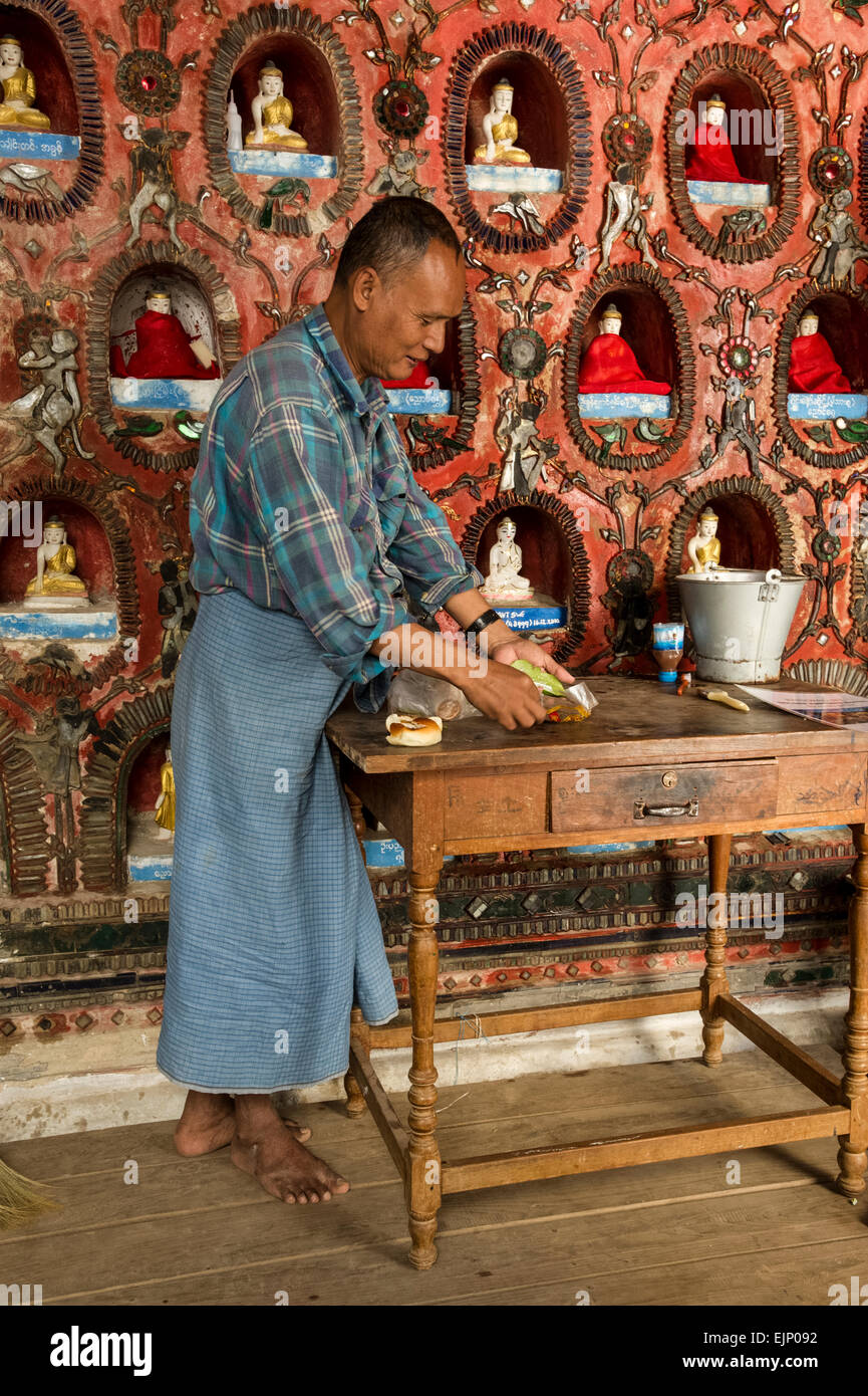 I lavori di riparazione a Nyuang Shwe Monastero Foto Stock