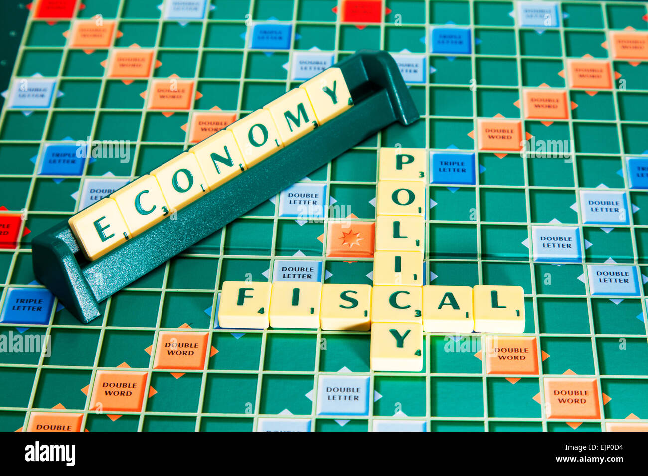 La politica fiscale economia elezioni governo fiscale imposte IVA sollevando le parole usando piastrelle scrabble per illustrare l'ortografia compitare Foto Stock