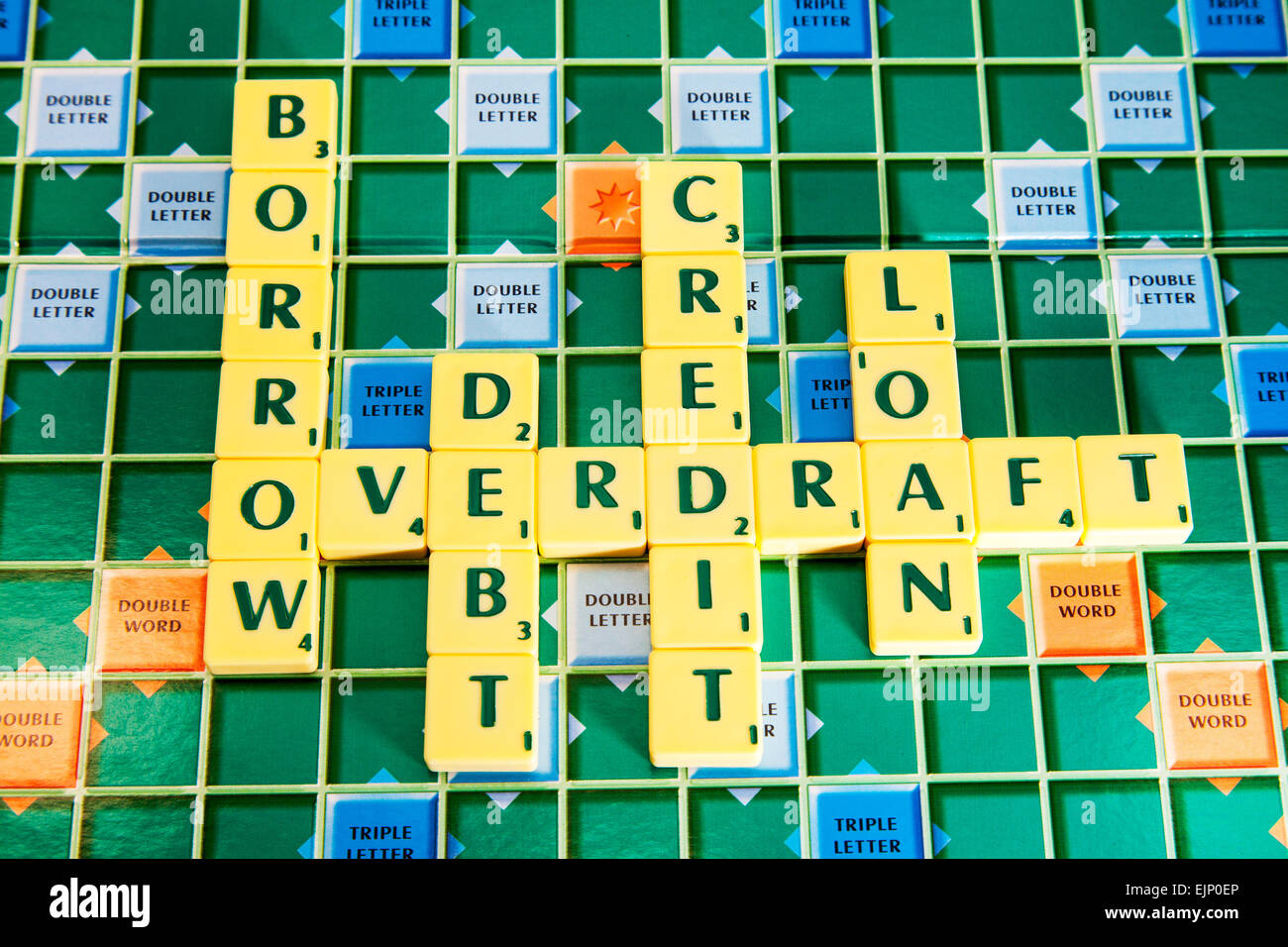 Prestito di credito scoperto in prestito debito debiti di assunzione di prestiti prestiti scheda Schede di parole utilizzando le piastrelle di scrabble per illustrare l'ortografia compitare Foto Stock