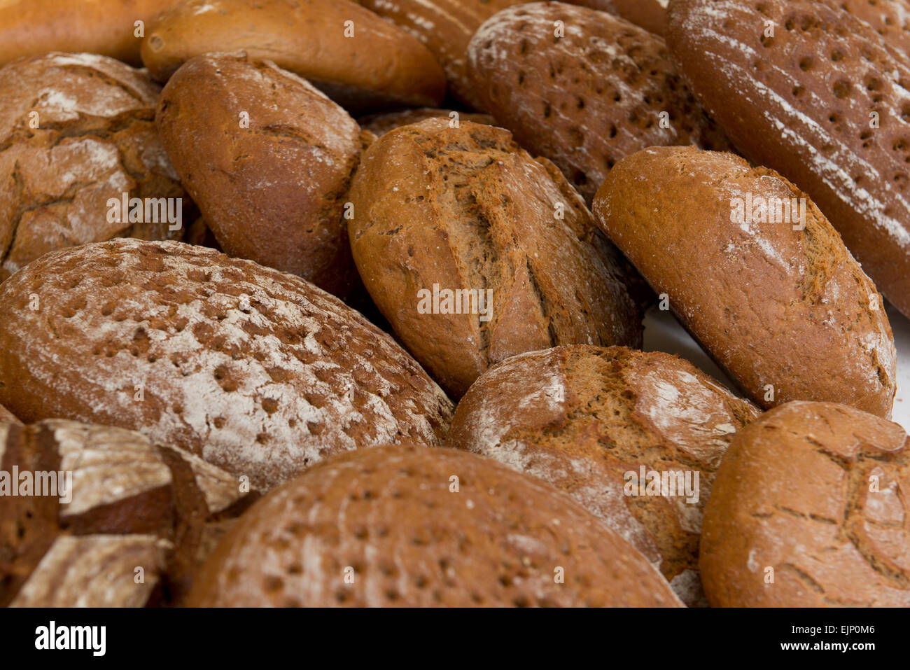 Dunkle Brotlaibe auf einem Marktstand am Wochenmarkt in Bad Aussee, Salzkammergut, Stiria, Austria Foto Stock