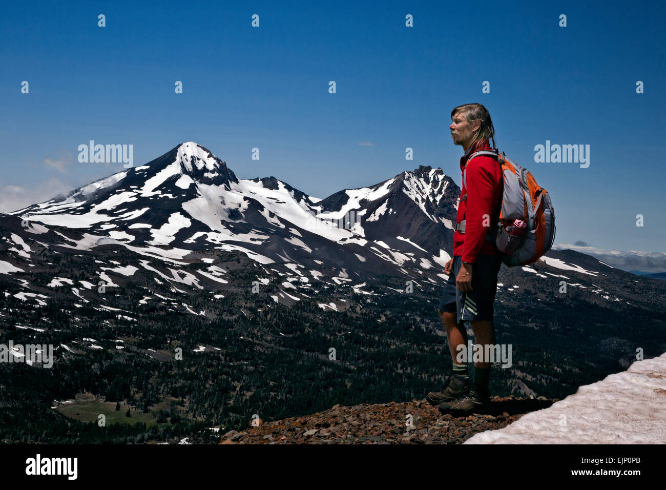 OREGON - escursionista sulla cresta di una spalla per il rotto della parte superiore con vista del centro e del Nord sorelle in tre sorelle Wilderness area. Foto Stock